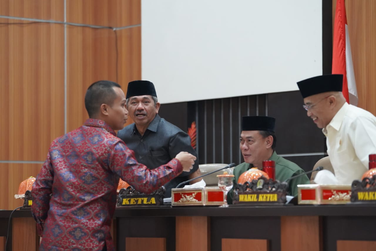 Wali Kota Palu Hadianto Rasyid diwakili Asisten bidang Perekonomian dan Pembangunan Setda Kota Palu, dr. Husaema, menghadiri Rapat Paripurna bersama Anggota DPRD Kota Palu, pada Sabtu, 13 Juli 2024 di ruang sidang utama kantor DPRD Kota Palu.