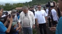 Bakal Calon Gubernur Sulawesi Tengah dan sekaligus sebagai Wakil Ketua Umum Partai Nasdem H. Ahmad Ali, mengklarifikasi sebuah video yang viral di media sosial, menunjukkan dirinya tidak menjabat tangan seorang relawan. Video tersebut diduga direkam di Desa Pelawa, Kabupaten Parigi Moutong.