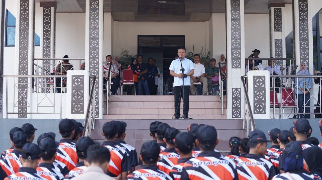 Wali Kota Palu Hadianto Rasyid Melepas Kontingen POPDA Kota Palu.