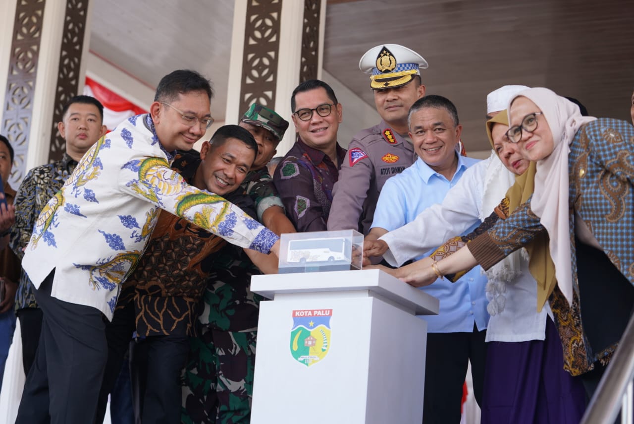 Wali Kota Palu H. Hadianto Rasyid, SE, bersama sejumlah pihak secara simbolis meluncurkan operasional Bus Trans Palu dalam sebuah acara di halaman Kantor Wali Kota Palu