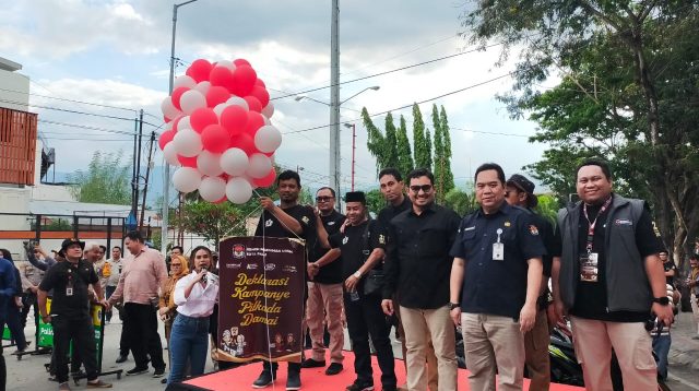 Pelepasan balon tanda dimulainya pelaksanaan Deklarasi Damai oleh KPU kota Palu.