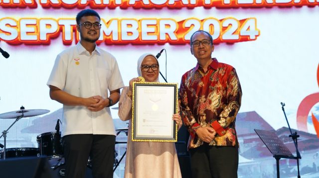 Rekor tersebut diserahkan langsung oleh perwakilan MURI kepada Pelaksana Harian (Plh) Wali Kota Palu, Irmayanti Pettalolo, dalam acara malam puncak perayaan HUT ke-46.