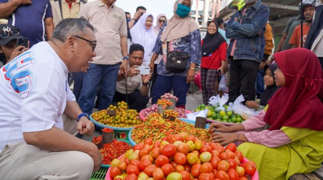 Calon Gubernur Sulawesi Tengah H Ahmad Ali, menyapa langsung pedagang demi solusi terbaik untuk warga Sulawesi Tengah