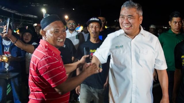 Calon Gubernur Sulawesi Tengah H Ahmad Ali, menyapa warga kelurahan Poboya, kota Palu.