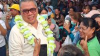 Ahmad Ali disambut antusias ribuan warga di Desa Sulubombong, Kecamatan Mantoh, Kabupaten Banggai. Kehadiran calon gubernur (Cagub) nomor urut 1 itu dalam rangka menggelar kampanye dialogis, Jumat 18 Oktober 2024.