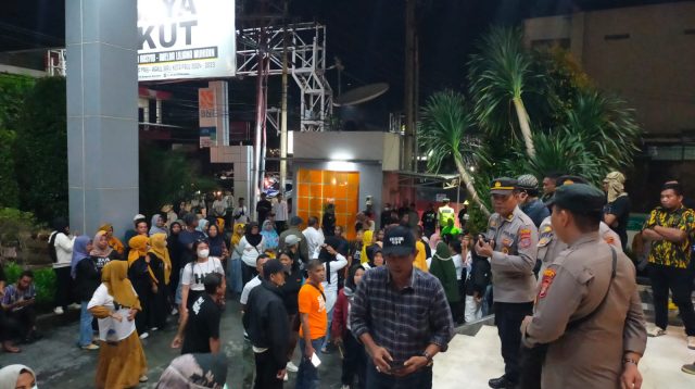 Warga Kota Palu tak bisa menyaksikan langsung acara debat perdana Calon Wali Kota dan Wakil Wali Kota Palu, di hotel Best Western Palu