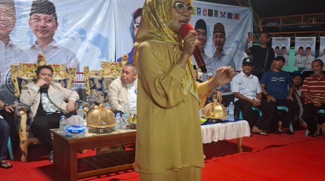 Nilam Sari Lawira istri Ahmad Ali.
