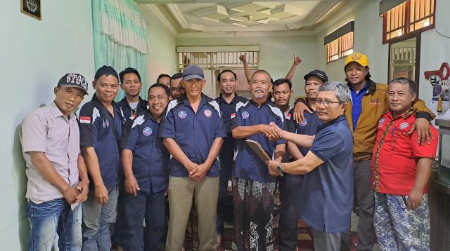 Ketua KPSP, Gatot Sukoyo bersama Anggota KPSP saat melaksanakan berbagai pertemuan untuk membahas persiapan HUT makan siomay gratis, Selasa (17/12/2024). FOTO: IST.