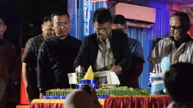Gubernur Sulawesi Tengah H Rusdy Mastura, saat memontum memotong nasi tumpeng pada peringatan HUT Ke-4 media online tribun Palu.