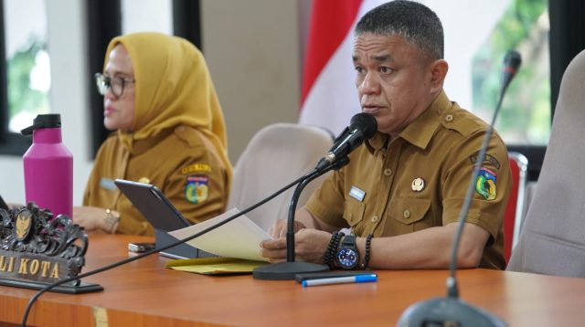 Wali Kota Palu Hadianto Rasyid didampingi Sekda Kota Palu Irmayanti Pettalolo, saat pertemuan dengan perusahaan galian C di Kota Palu.