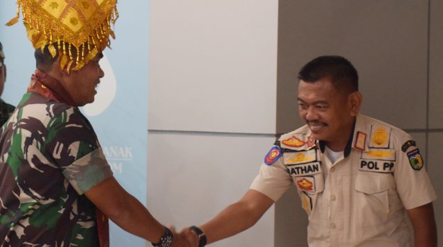 Wali Kota Palu Hadianto Rasyid diwakili oleh Kepala Satuan Polisi Pamong Praja (Satpol PP) Kota Palu, Nathan Pagasongan berjabat tangan dengan Pangdam XIII/Merdeka Mayjen TNI Suhardi, saat berada di Bandara Mutiara Sis Aljufri Palu