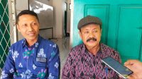 Ketua MKKS SMA Kota Palu sekaligus Ketua Forum MKKS SMA Sulteng, Salim (kanan), didampingi Kepsek SMA Alkhairaat Palu I Ketut Budayasa.