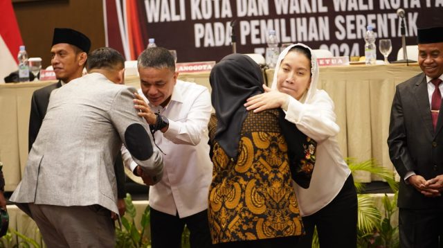 Pasangan Wali Kota dan Wakil Wali Kota Palu Hadianto Rasyid-Imelda, berjabat salaman setelah dtetapkan sebagai pemenang Wali Kota dan Wakil Wali Kota Palu periode 2025-2030.