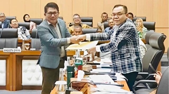 Anggota Komisi VII DPR RI dari Fraksi Partai Golkar, Beniyanto Tamoreka, dari Dapil Sulteng, menyerahkan tuntutan wartawan Sulteng atas perumahan contributor TVRI. FOTO: IST