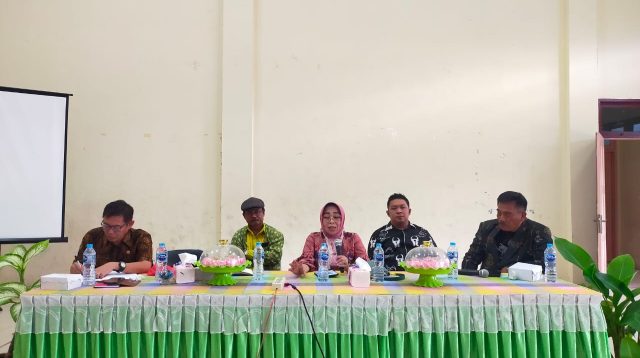 Kepala Disdik Sulteng, Yudiawati V Widarrusliana, saat menyampaikan beberapa poin sekaitan pertemuan MKKS SMA.