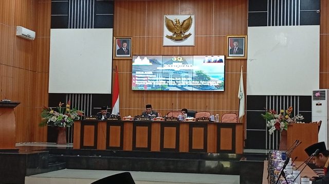 Dewan Perwakilan Rakyat Daerah (DPRD) Kota Palu menggelar Rapat Paripurna dengan pembahasan Kode Etik dan Ranperda Tata Beracara Badan Kehormatan Pimpinan.