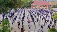 Siswa SMAN 6 Palu gelar Senam Anak Indonesia Sehat di halaman sekolah. FOTO: IST