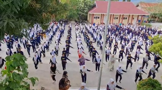 Siswa SMAN 6 Palu gelar Senam Anak Indonesia Sehat di halaman sekolah. FOTO: IST