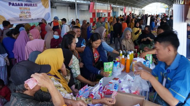 Warga kota Palu datangi pasar murah berletak di halaman Pasar Bambaru, kota Palu.