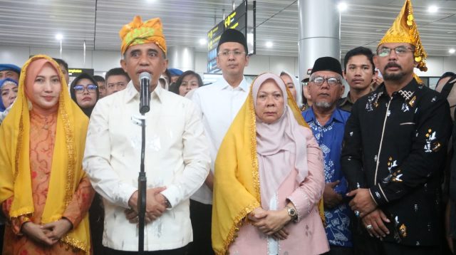 Gubernur Sulawesi Tengah Dr. H. Anwar Hafid didampingi Ketua TP PKK Sry Nirwanti Bahasoan Anwar dan Wakil Gubernur Sulawesi Tengah dr. Reny A. Lamadjido, tiba di Palu