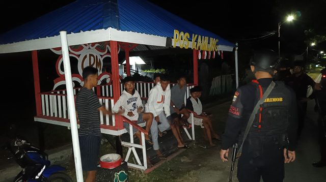 Tim Patra Satuan Brimob Polda Sulawesi Tengah melaksanakan patroli di sejumlah titik rawan di Kota Palu pada dini hari