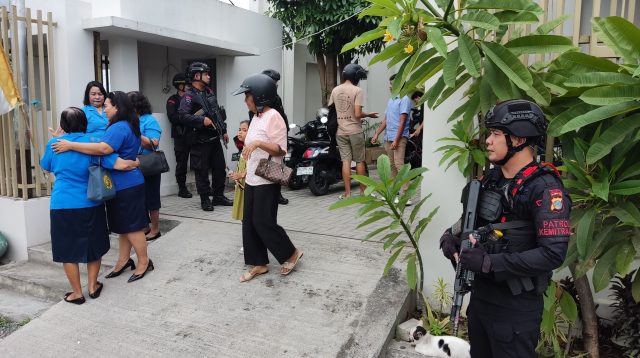 Tim Patra Satuan Brimob Polda Sulawesi Tengah melaksanakan giat Patroli Religi di sejumlah gereja di Kota Palu