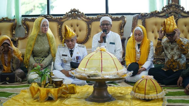 Wali Kota Palu, H. Hadianto Rasyid, SE, bersama Wakil Wali Kota Palu, Imelda Liliana Muhidin, menjalani serangkaian prosesi adat di Kantor Wali Kota Palu, Senin (3/3/2025).