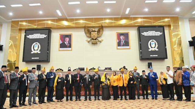 Sekretaris Daerah Kota Palu, Irmayanti Pettalolo, S.Sos, MM, menghadiri Rapat Paripurna Serah Terima Jabatan dan Penyampaian Pidato Gubernur Terpilih Sulawesi Tengah di Gedung DPRD Sulteng, Senin (3/3/2025).