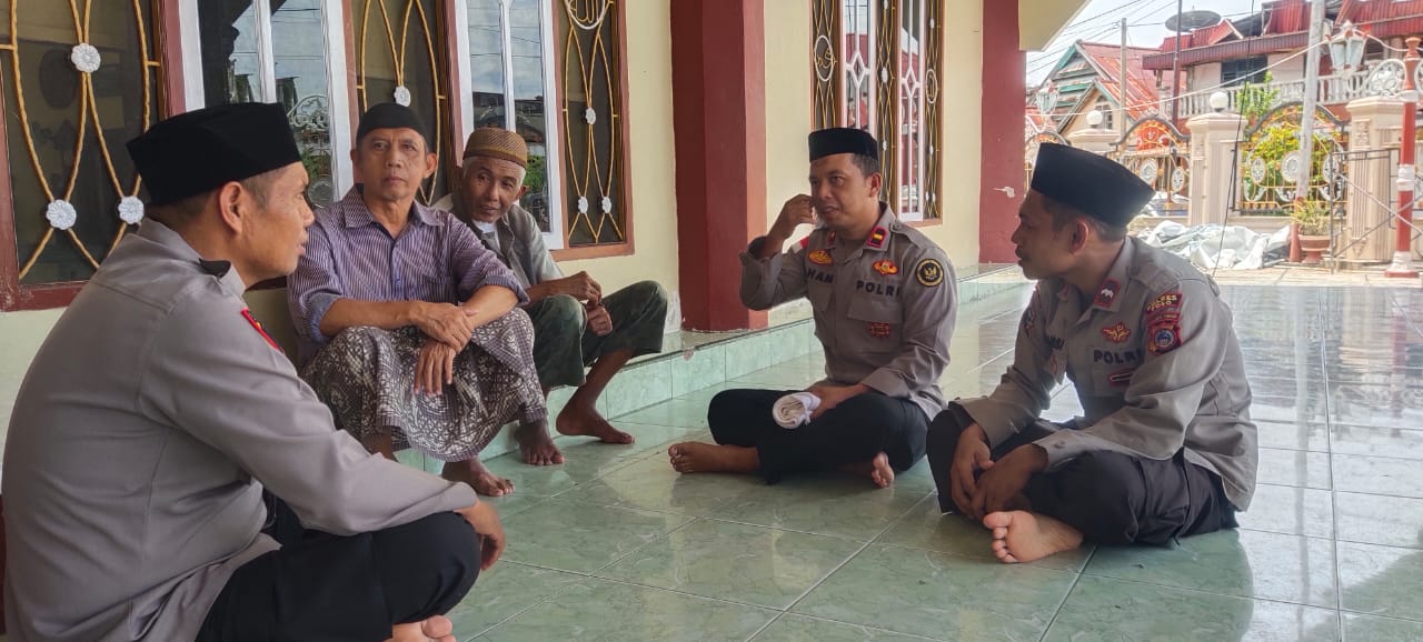 Satgas II Preemtif Ops Madago Raya melalui Da'i Polri melaksanakan kegiatan sambang silaturahmi kepada salah satu tokoh masyarakat, Abdul Hamid Labaso di Kelurahan Bonesompe, Kecamatan Poso Kota Utara, Kabupaten Poso, Senin (3/3/2025).