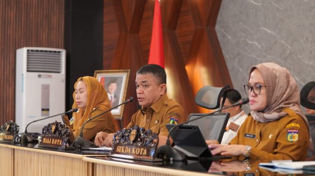 Wali Kota Palu, H. Hadianto Rasyid, SE, didampingi Wakil Wali Kota Palu, Imelda Liliana Muhidin, memimpin langsung Rapat Kerja Pemerintah Kota Palu Tahun 2025 di Auditorium Kantor Wali Kota Palu pada Selasa (4/3/2025).