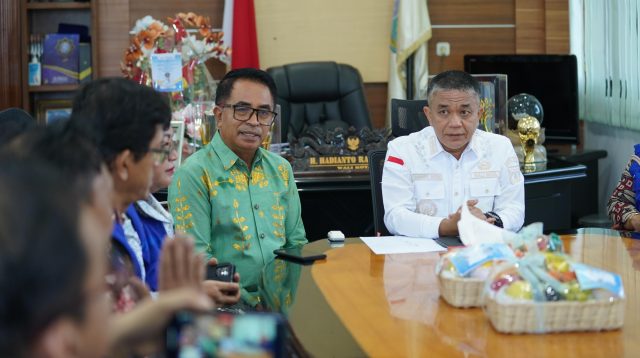 Wali Kota Palu H. Hadianto Rasyid, SE, menggelar pertemuan dengan Kepala Dinas Pendidikan dan Kebudayaan Kota Palu, Hardi, S.Pd, M.Pd, serta sejumlah kepala sekolah di ruang kerjanya pada Kamis (6/3/2025).
