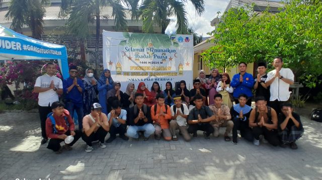 Kepsek, Guru bersama Siswa-Siswi dalam program SMAN 6 Palu BERBAGI di bulan Ramadhan.