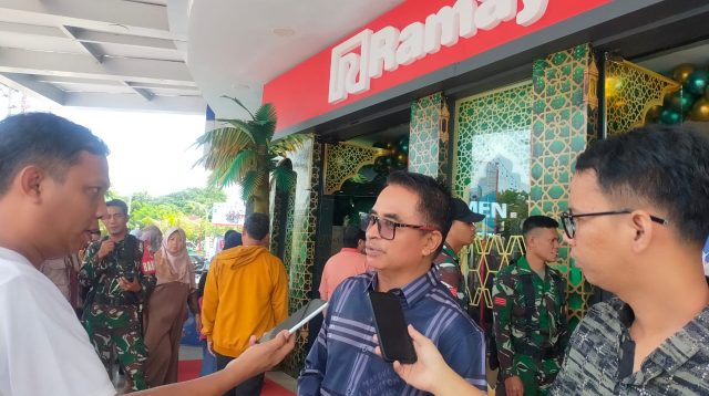 Pengunjung Ramayana, sekaligu Kepala Dinas Pendidikan dan Kebudayaan Kota Palu, Hardi.