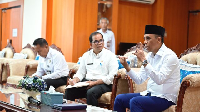 Kepala Biro (Karo) Hukum Setda Pemrov Sulteng Adiman, SH, M.Si, mendampingi Gubernur Sulawesi Tengah Dr. H Anwar Hafid, menerima kunjungan kerja Kepala Kanwil Kemenkum Sulteng Rakhmat Renaldy, beserta jajarannya, di ruang kerja Gubernur Sulteng, Rabu (12/3/2025).