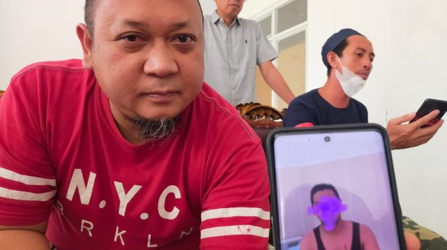 Budi, memperlihatkan oknum penipu berkedok ustad kepada sejumlah awak media. FOTO: Mohammad Rizal/Filesulawesi.com