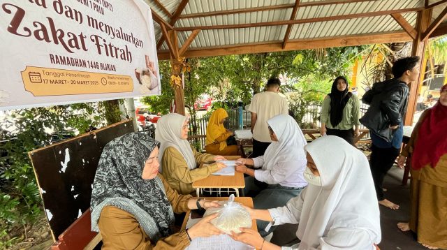 Sejumlah siswa SMAN 1 Palu kelas XI saat menyerahkan zakat kepada para guru di sekolah karena sebagai sekolah pelopor Ekonomi Syariah, Senin (17/3/2025).FOTO: IST
