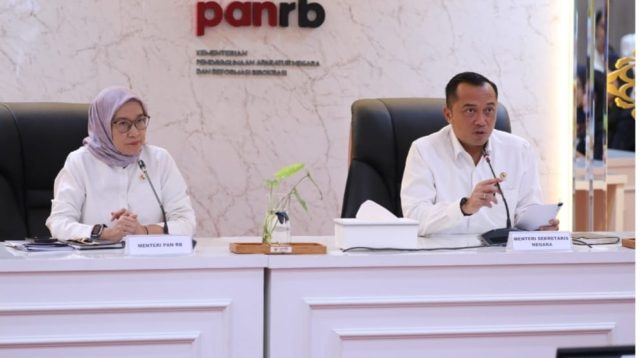 Menteri Sekretaris Negara Prasetyo Hadi, saat konferensi pers pengangakatan CASN 2024 bersama Menteri Pendayagunaan Aparatur Negara dan Reformasi Birokrasi (PANRB) Rini Widyantini, di Jakarta, Senin (17/03/2025). FOTO: IST