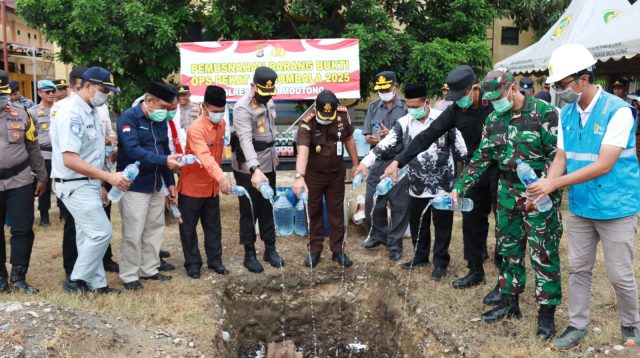 kegiatan pemusnahan barang bukti berupa minuman keras yang di sita dalam rangka penanganan, penegakan hukum dan penanggulangan penyakit masyarakat