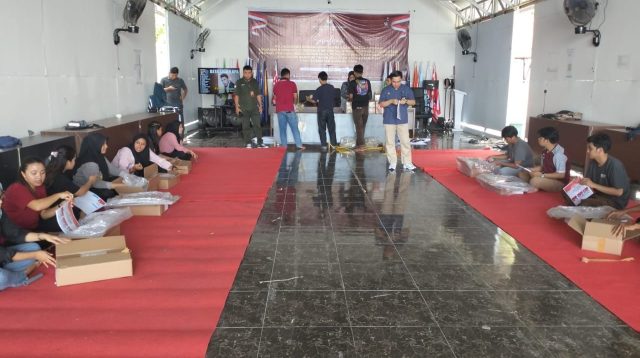 Personel Polres Banggai yang terlibat dalam Operasi Mantap Praja Tinombala melaksanakan pengamanan pelipatan surat suara untuk pemungutan suara ulang (PSU) Pilkada, di KPU Kabupaten Banggai, Kamis (20/3/2025).