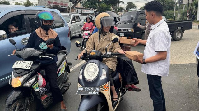 Kepolisian Daerah Sulawesi Tengah melalui Perwira Sekolah Inspektur Polisi (SIP) angkatan 53.1 Laksamana Satya Prakasha (LSP) kembali menunjukkan kepeduliannya kepada masyarakat dengan membagikan 250 paket takjil untuk berbuka puasa.