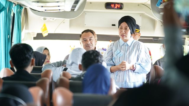 Wakil Wali Kota Palu Imelda Liliana Muhidin, SE, M.A.P, didampingi Kepala Dinas Perhubungan Kota Palu, Trisno Yunianto, menyambut kedatangan peserta program Mudik Gratis tahun 2025 dari Kota Makassar, pada Minggu (23/03/2025) di Terminal Tipo, Kelurahan Tipo, Kota Palu.