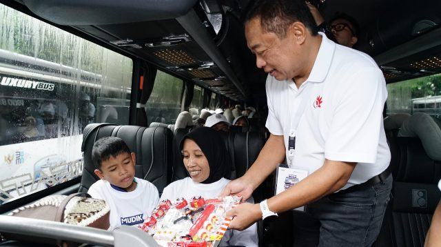 Direktur Utama Telkom Ririek Adriansyah saat Seremoni pelepasan keberangkatan para peserta Mudik Bersama BUMN 2025 di Gelora Bung Karno (GBK), Jakarta, pada Kamis (27/3/2025).