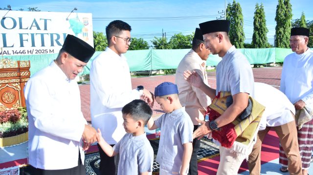 Kapolda Sulteng Irjen Pol Dr. Agus Nugroho bersalaman dengan Jamaah setelah menyelesaikan Sholat Idul Fitri 1446 H