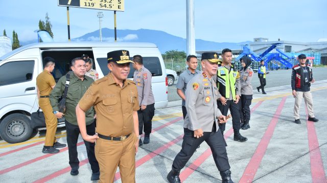 Kapolda Sulteng Irjen Pol Dr. Agus Nugroho bersama Gubernur Dr. Anwar Hafid bertolak dari Bandara Mutiara Sis Aljufri Palu menuju Kabupaten Banggai menggunakan pesawat Helicopter Polri, Sabtu (5/4/2025).