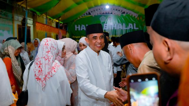 Gubernur Dr. Anwar Hafid, M.Si, saat menghadiri acara Halal Bihalal 1446 Hijriah bersama masyarakat dan jamaah Masjid Baiturrahim di Desa Kalukubula Kecamatan Sigi Biromaru Kabupaten Sigi, pada Sabtu malam (5/4/2025).