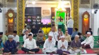 Wakil Ketua DPRD Kota Palu Muhlis U Aca (dua dari kiri depan), mengikuti kegiatan pembacaan doa lebaran Mandura di Masjid Jami Kampung Baru, kota Palu. FOTO: Mohammad Rizal/Filesulawesi.com