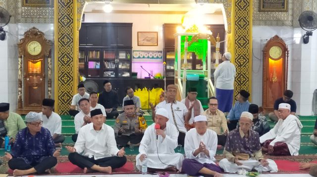 Wakil Ketua DPRD Kota Palu Muhlis U Aca (dua dari kiri depan), mengikuti kegiatan pembacaan doa lebaran Mandura di Masjid Jami Kampung Baru, kota Palu. FOTO: Mohammad Rizal/Filesulawesi.com