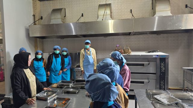 Owner Vinar Permata Catering Servive Dr. Hj. Kartini Malarangan, S.H, M.H, saat meninjau langsung simulasi persiapan Running Penyaluran MGB di Kota Palu 11 April 2025.