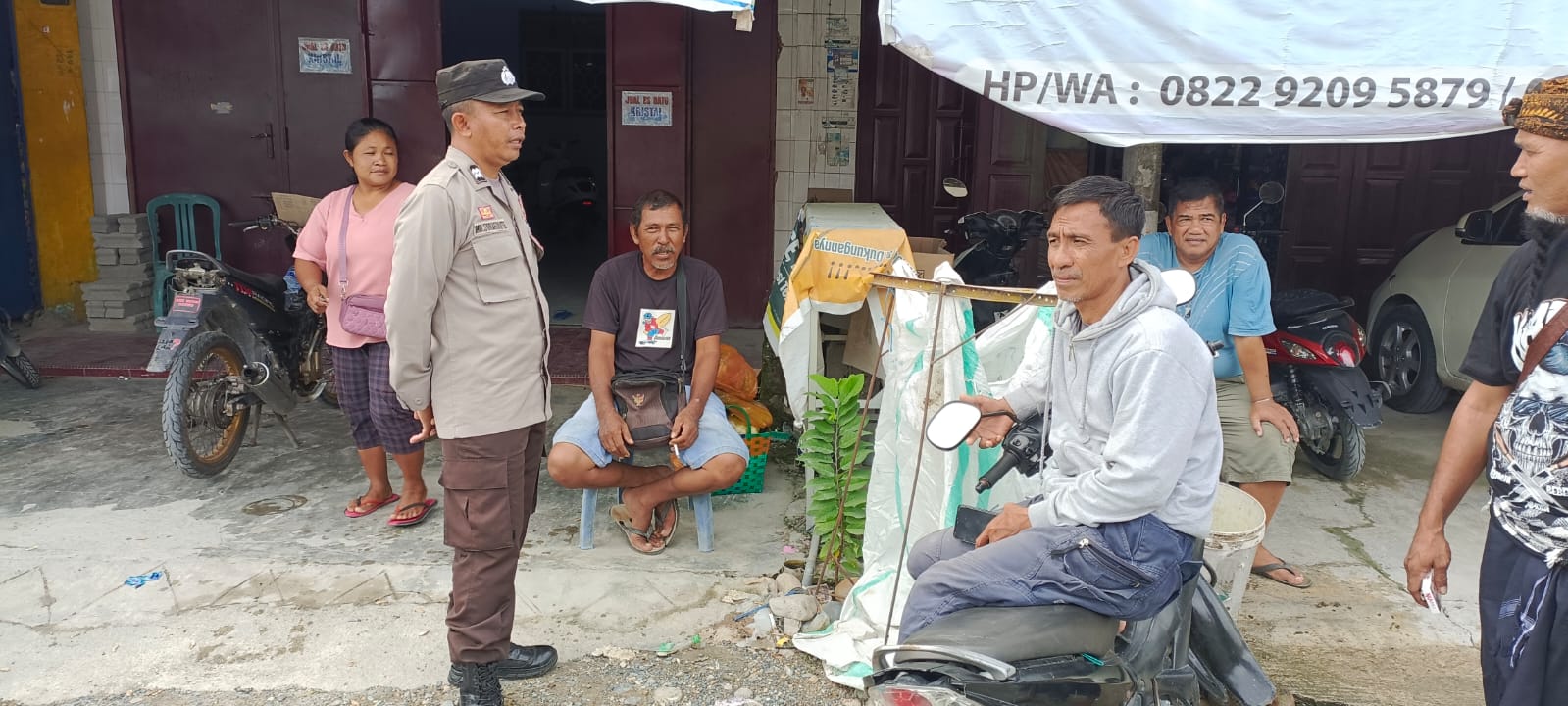 Satgas II Preemtif Ops Madago Raya melalui Ps. Kanit Binmas Polsek Torue, Aiptu I Made Subagiarta, melaksanakan kegiatan sambang kepada warga di Desa Tolai, Kecamatan Torue, Kabupaten Parigi Moutong, pada Senin (7/4/2025).