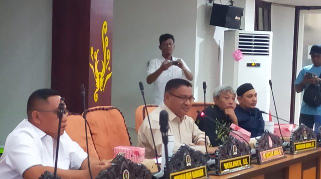 Ketua PANSUS Zet Pakan, S.Sos, Pimpin Rapat PANSUS Bahas Ranperda Kode Etik dan Tata Beracara Badan Kehormatan
